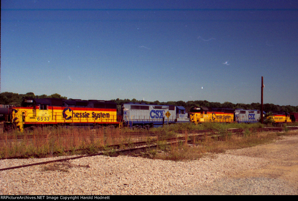 CSX 6533 & other Geeps in the yard